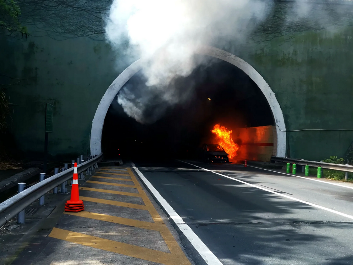 福建一高速隧道起火，浓烟滚滚致救援难度大，究竟应该如何逃生？