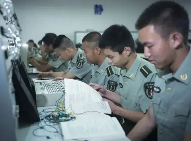 直招军官来了，不过大部分大学生是不够格的，被直接拦在门外