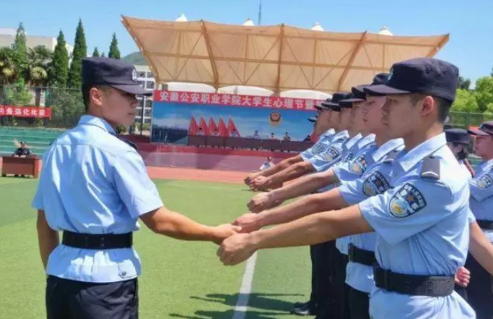 毕业想当警察，选“事业编”还是“行政编”？两者的薪资有差距