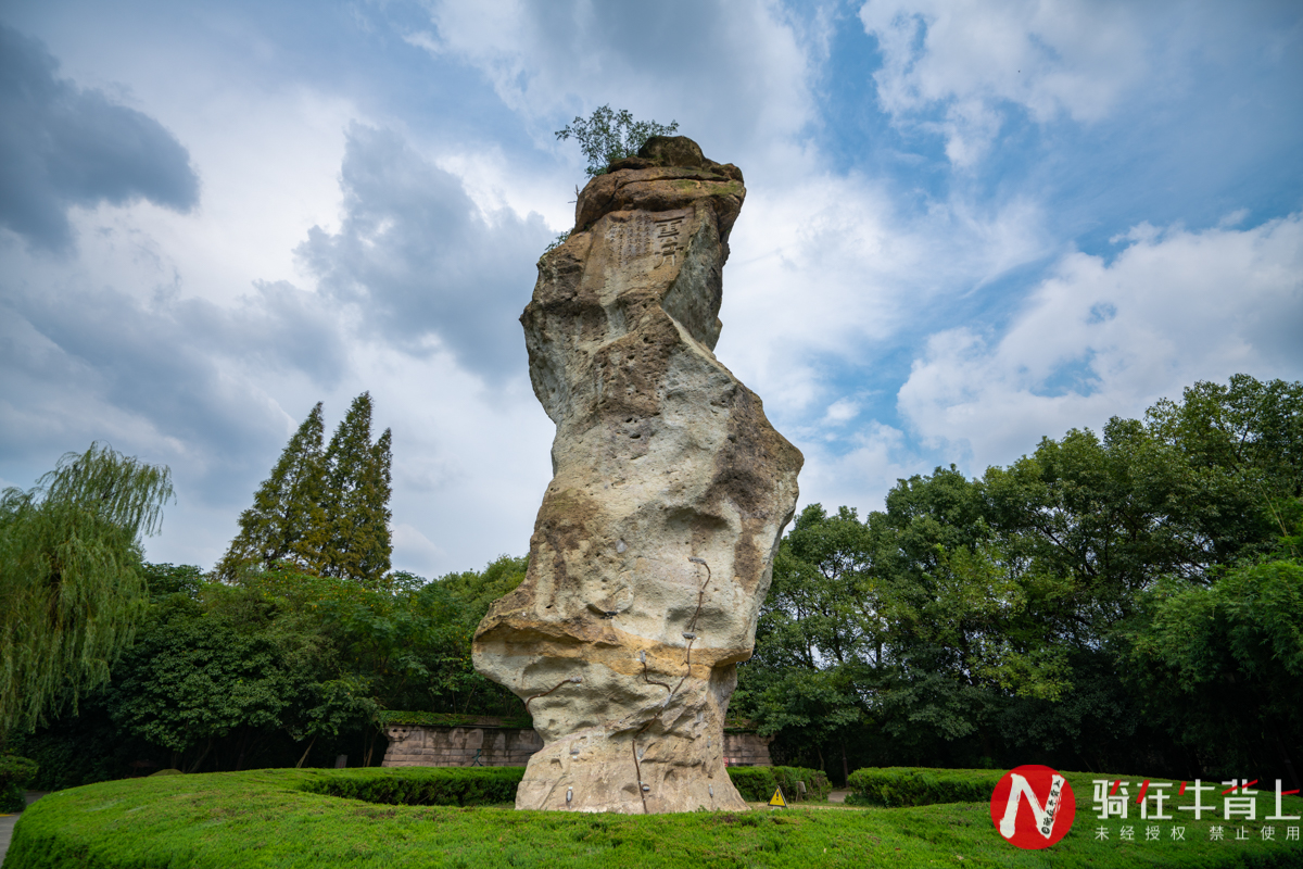 绍兴柯岩藏一块奇石,被称为天下第一石,有历史底蕴也有自然风光