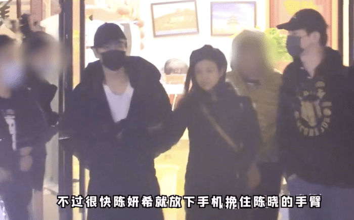 陈妍希晒全家福为儿子庆生，被赞与陈晓有夫妻相，星星英文名曝光