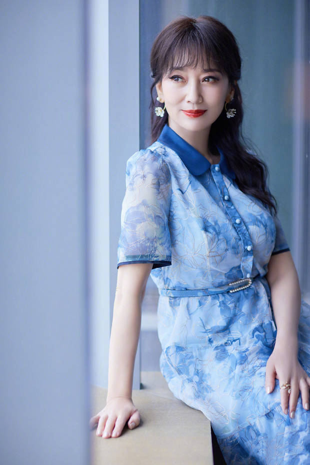 68岁赵雅芝穿蓝裙气质优雅 肌肤紧致状态不输少女