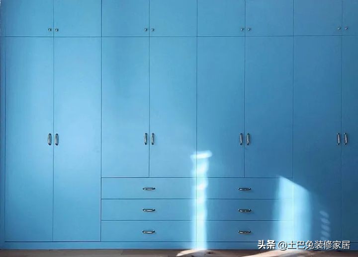 小两口爆改65m²小两房，内嵌冰箱、整墙储物、大落地窗，强！大