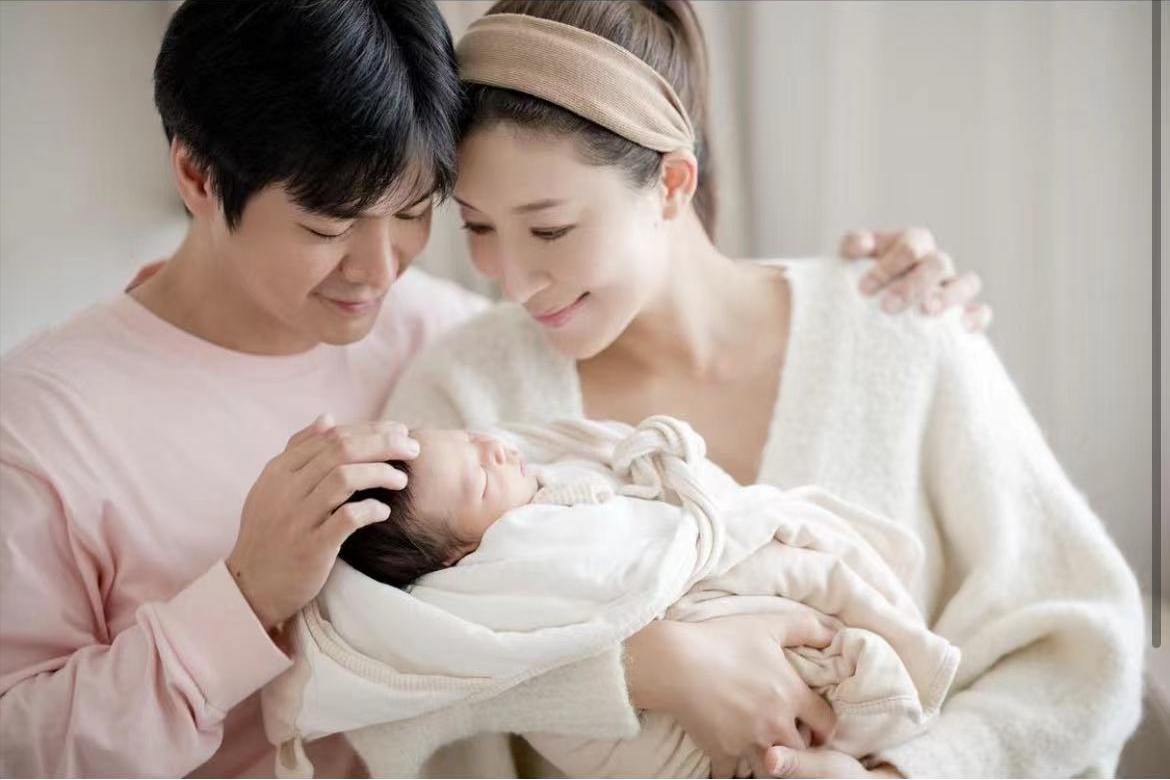 杨怡晒一家四口合影，首度公开二胎儿子正面，罗仲谦深情感谢太太