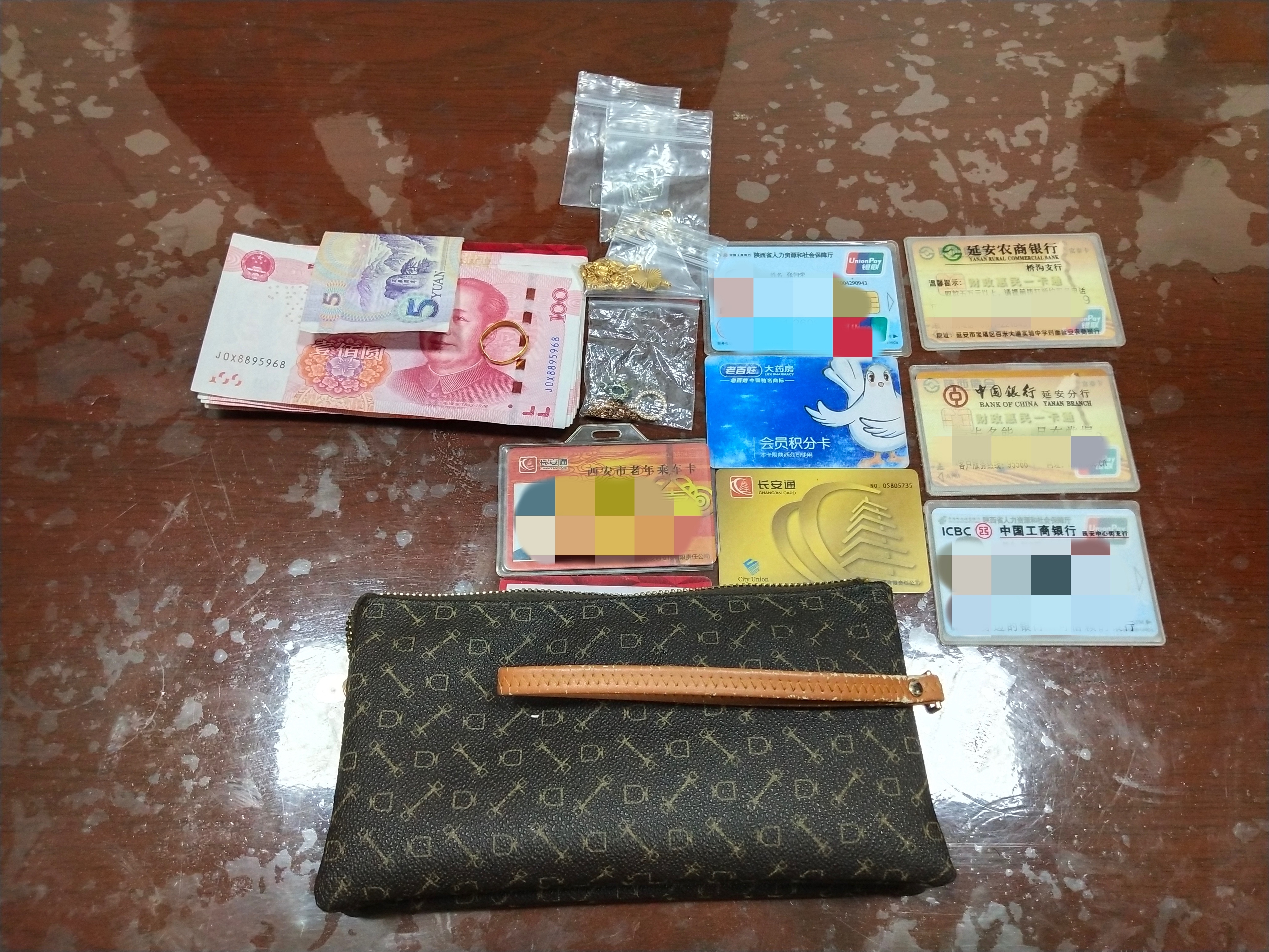 延安铁警护航春运 帮助旅客找回遗失财物