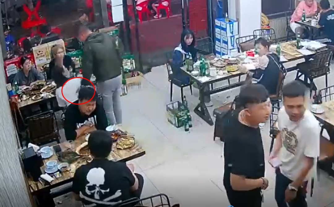 太猖狂！唐山打人事件施暴者老底被挖，最新进展8人落网！唐山：随意殴打他人事件恶劣，要从严从快依法严惩