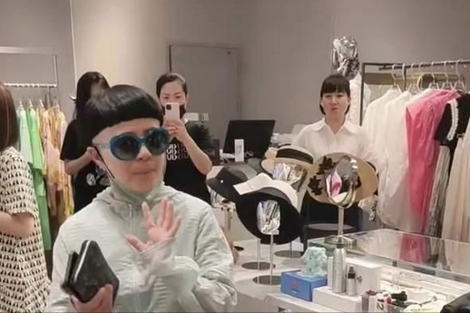 “金龟子”刘纯燕：穿千元拖鞋低调逛商场，网友：一点都没变