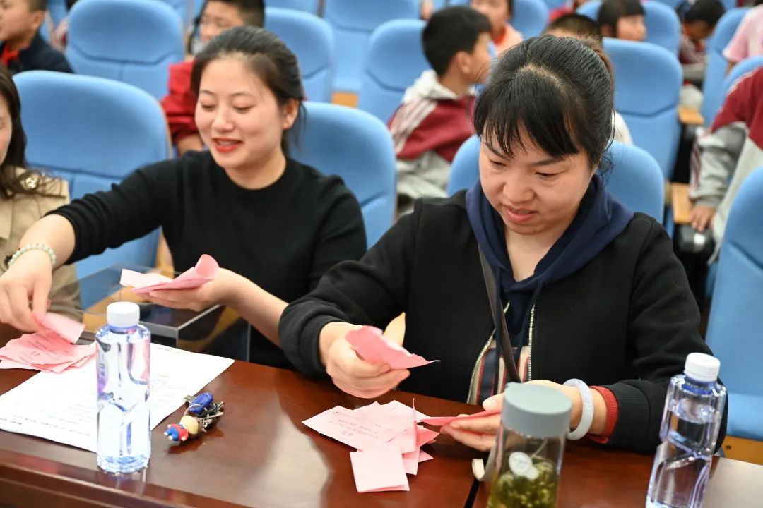 明辨是非曲直 感悟精实人生丨新兴中学附小第一届蓝花楹杯辩论赛