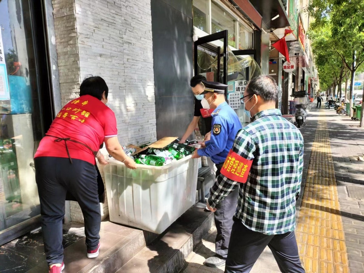 未央“城管蓝”执着坚守 守护“五一”