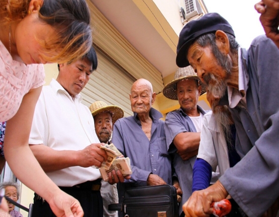 高龄津贴已经来了，到了这个年龄可每月领钱，别忘替父母申请