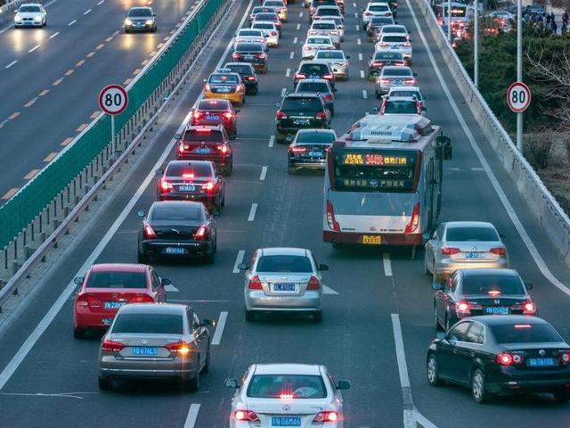 C1駕駛證不能駕駛4類車輛，包括摩托車，查到會被扣12分罰2000元