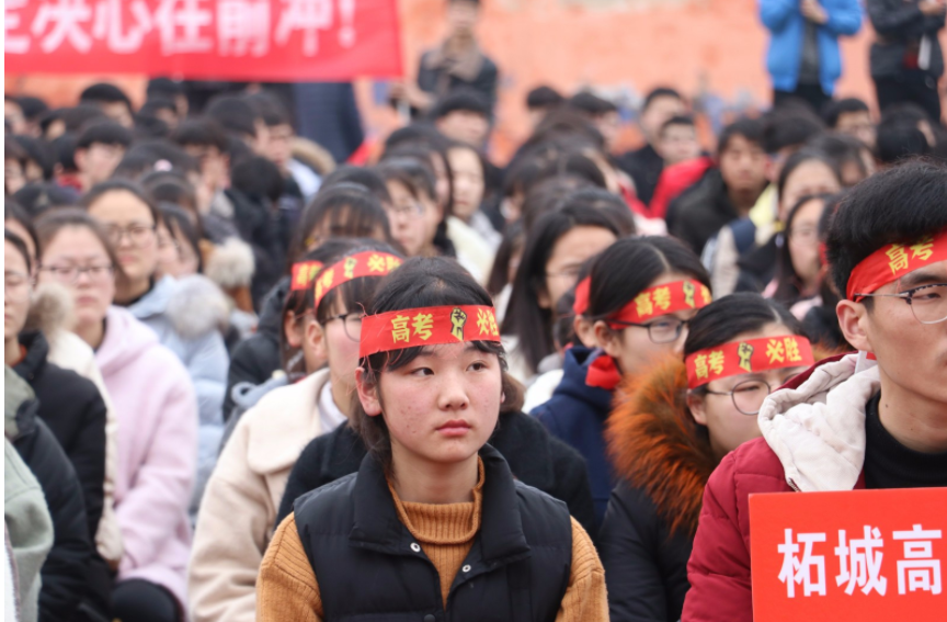浙江一年有两次高考，今年57余万考生参加，许多人觉得不公平