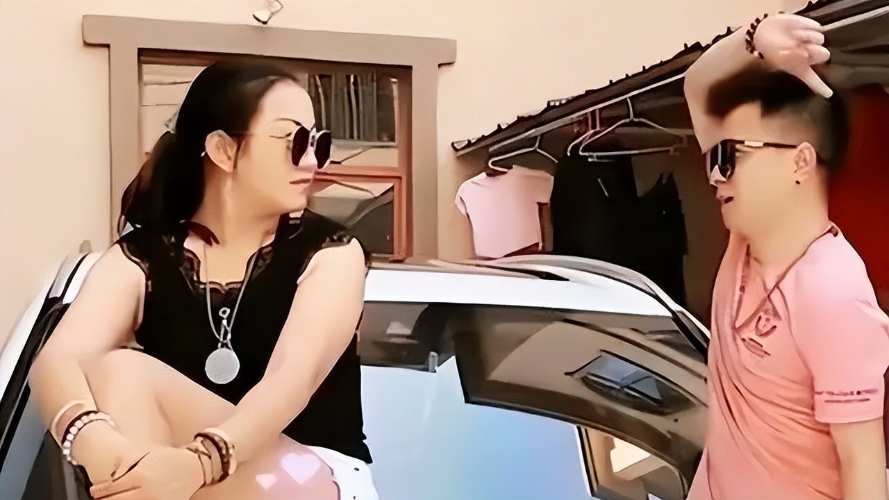 无腿丈夫出轨女粉丝，断臂妻子带孩子回老家，2年后结果大快人心