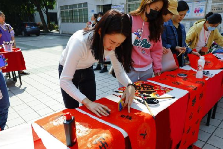 大学寝室“春节对联”走红，学生们祭出家底，没点文化都看不懂