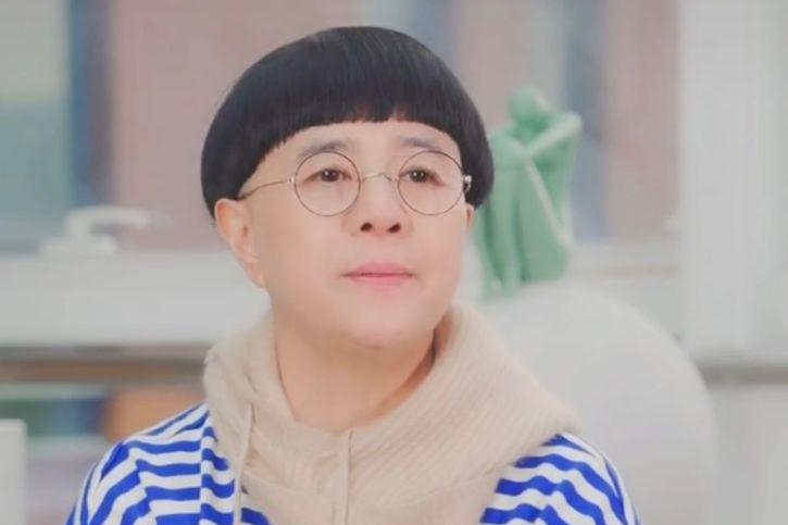 “金龟子”刘纯燕：穿千元拖鞋低调逛商场，网友：一点都没变