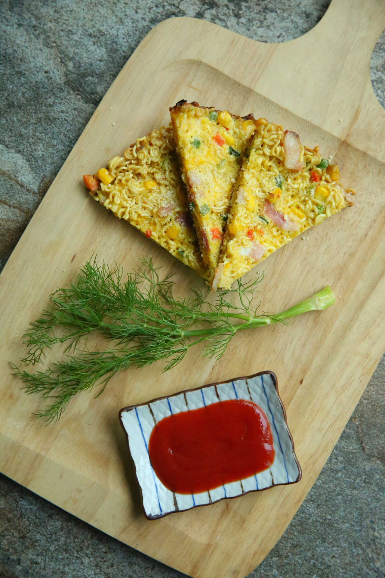 【菜名】:芝士焗泡面【烹饪步骤】1,先在锅里面烧水,然后再把面饼下