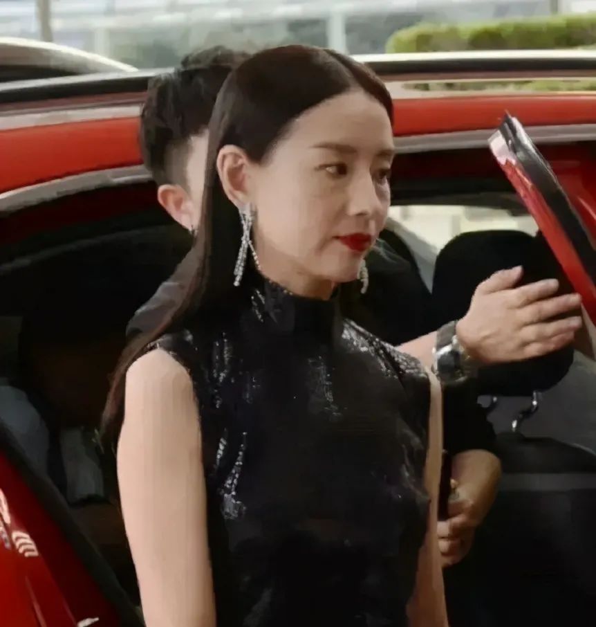 8位私生活混乱的明星，有人当街小便，有人待业在家，星途大毁