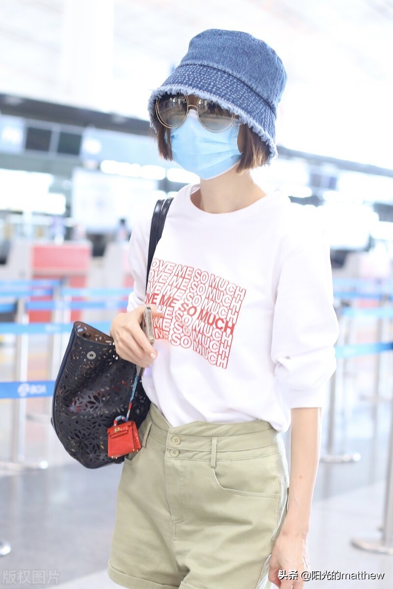 街拍：鲁豫白色字母T恤+军绿色短裤随意休闲