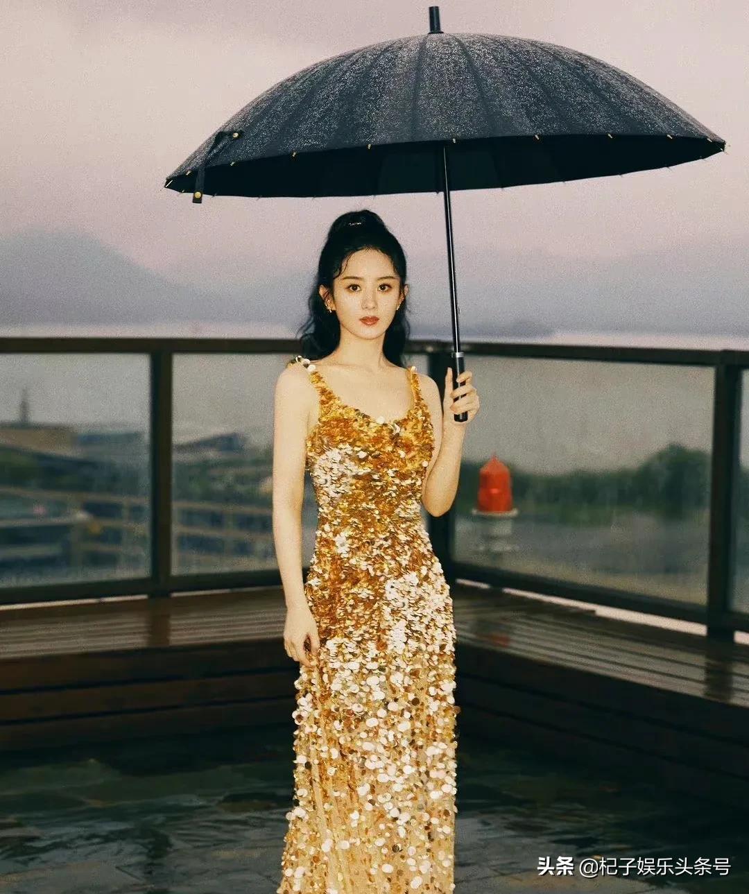 赵丽颖一身鎏金亮片礼服，梦回金鹰女神