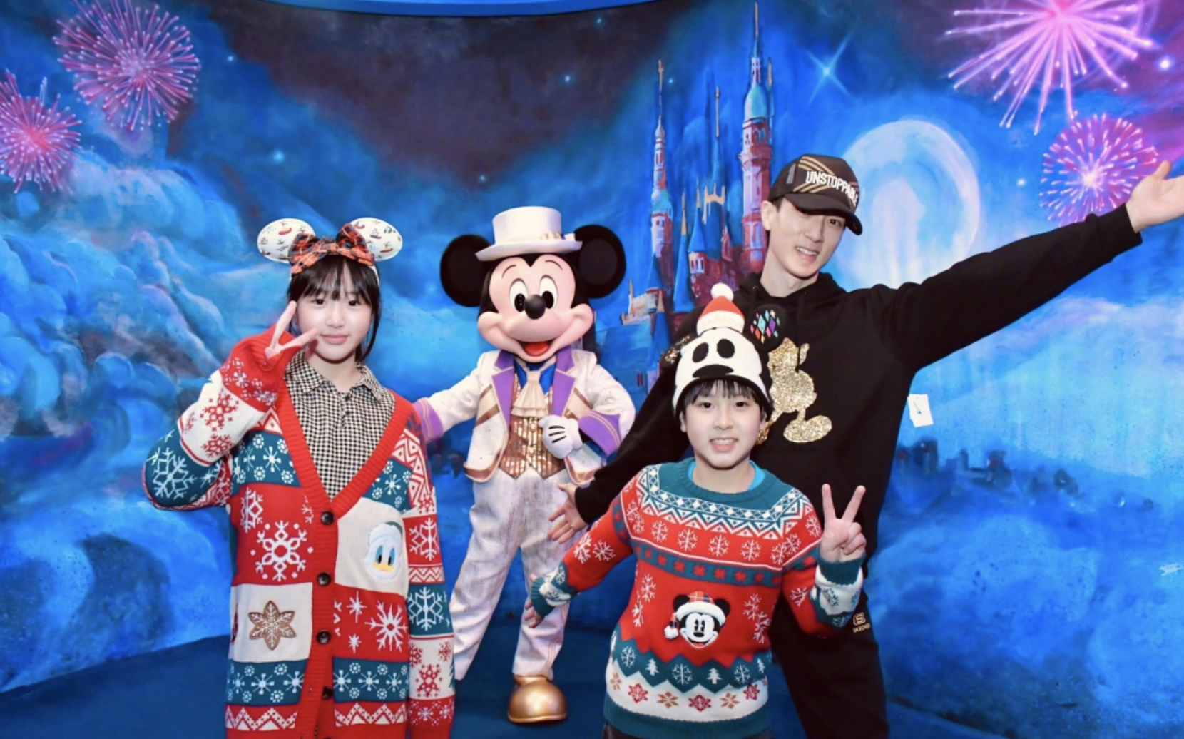 吴尊圣诞节打卡迪士尼，和妻子浪漫亲吻，NeiNei身高快赶上妈妈