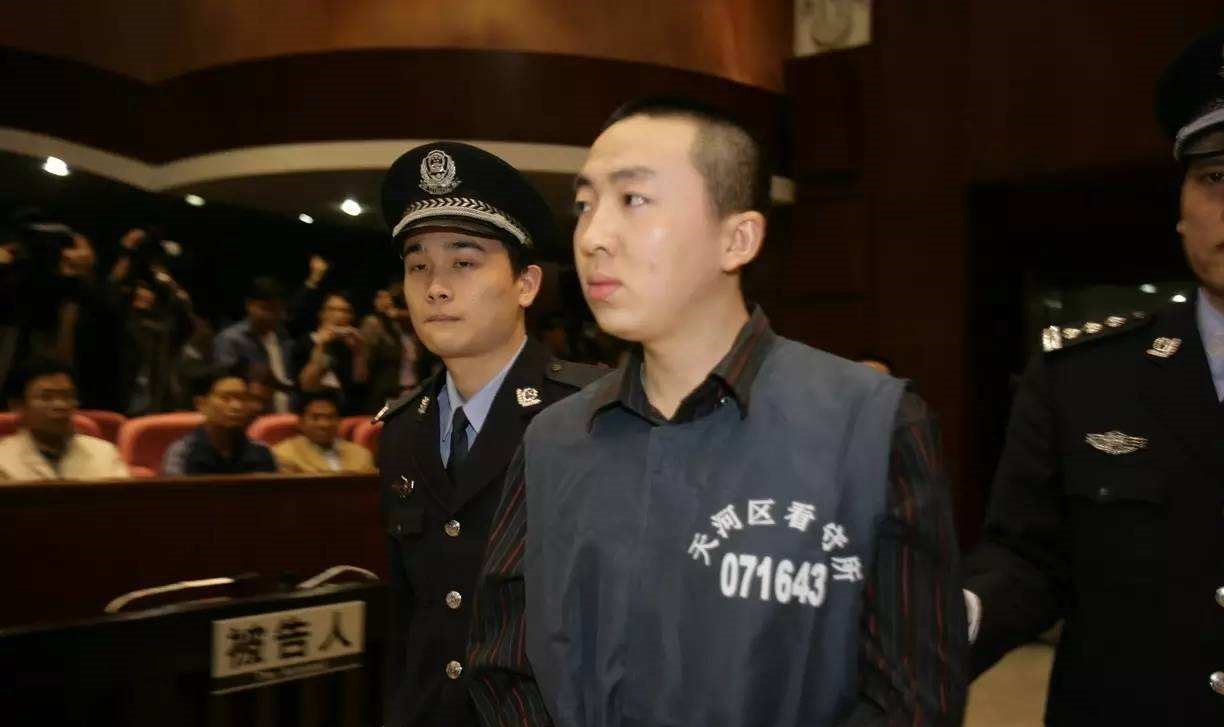 2006年，小伙因ATM机故障多取17万，被判无期后不服，重审改判5年