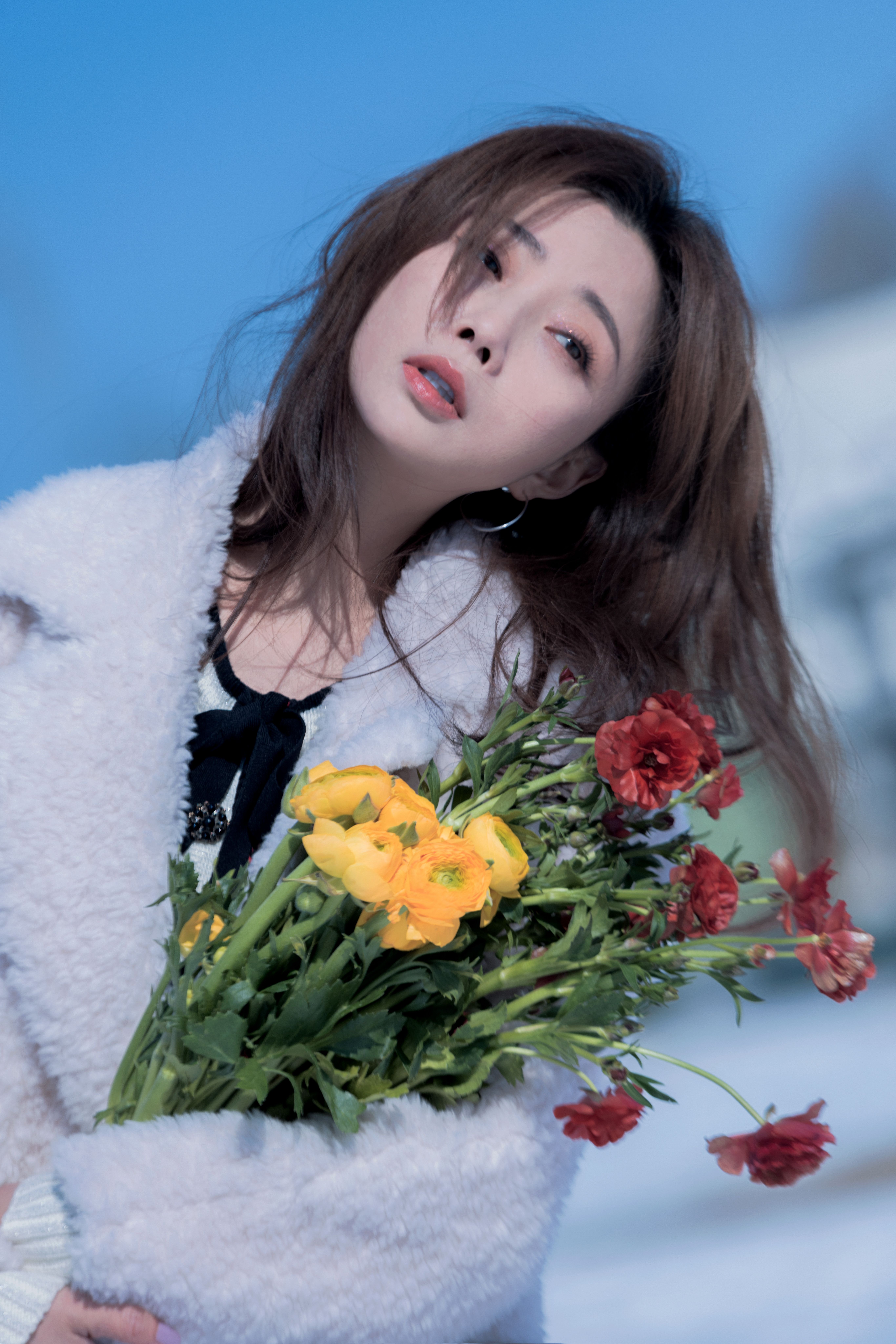 42岁殷桃美照曝光!雪地拍摄露超细美腿,穿紧身针织裙女人味十足