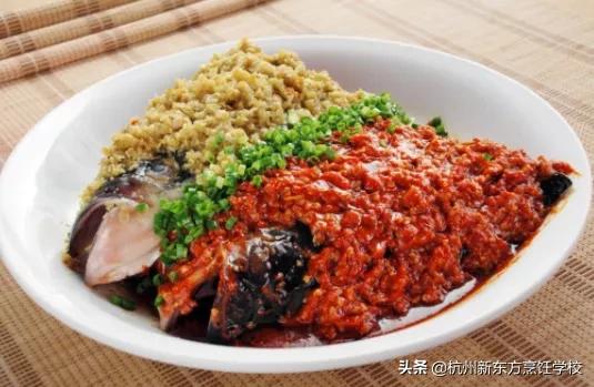 蒸剁椒鱼头里搭配啥好(香辣可口的剁椒鱼头，在家也能做，搭配米饭，连汤都不剩)