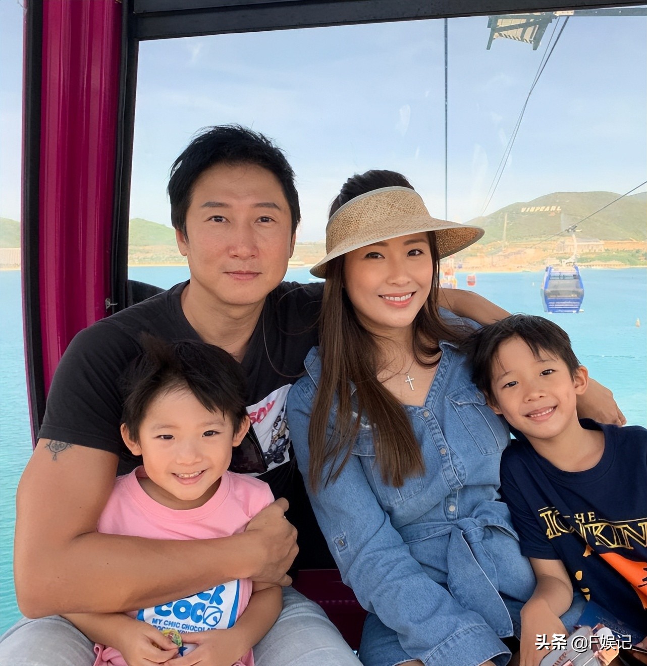 周家蔚终于带两个儿子和洪天明团聚 一家人一起玩电子游戏很温馨