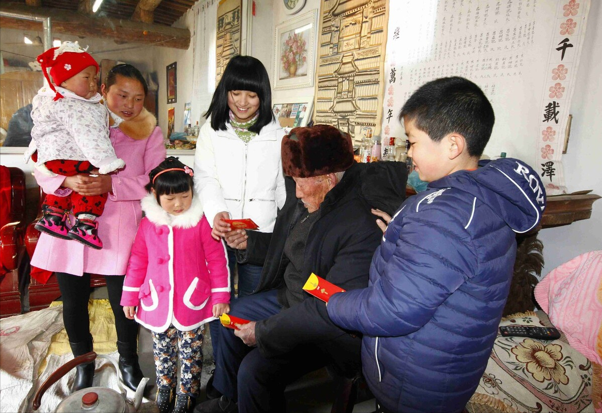 第一次去亲戚家要给小孩红包（过年不想给亲戚小孩发红包）
