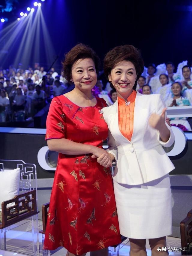 一身白衣的央视女主持，优雅显气质，别具高级感