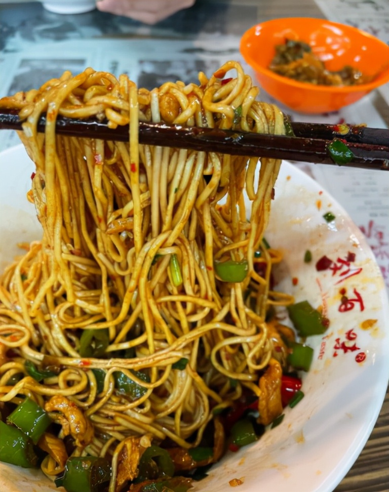 香菜牛肉乾拌麵店裡除了麻辣雞絲幹拌麵以外,香菜牛肉乾拌麵賣得也