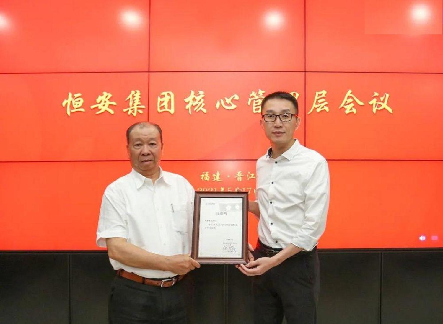 从白手起家到“福建首富”，被人尊称为“商业教父”，齐名曹德旺