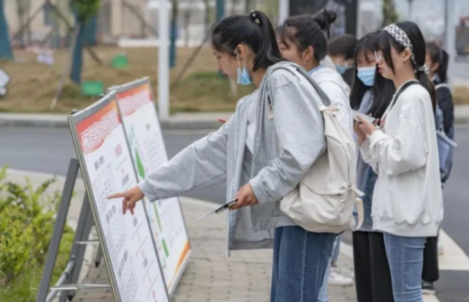 研究生晒真实“学费清单”，农村家长看后红了眼眶，真心支付不起