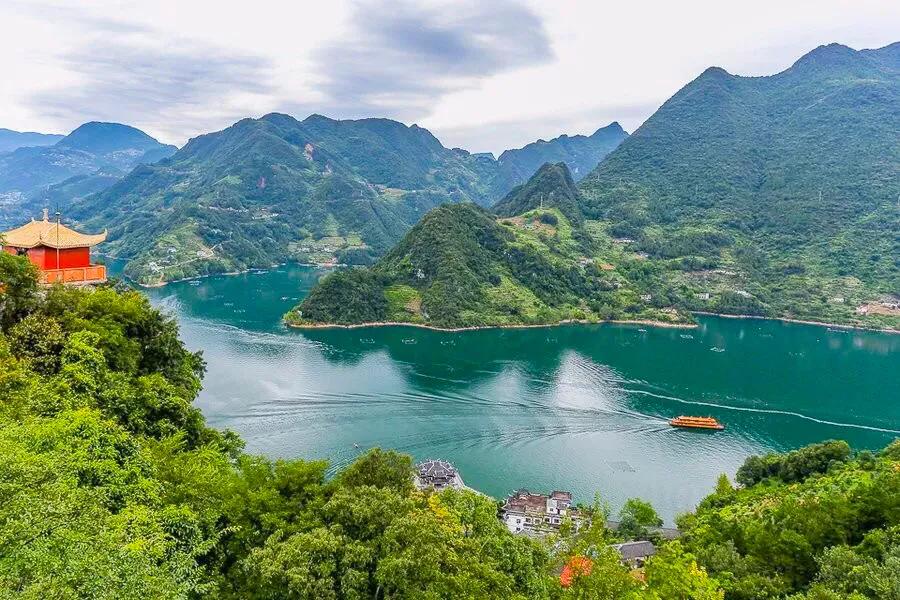 人要心平气和,人生就淡定从容,心若放宽些,世间都是美好的明天