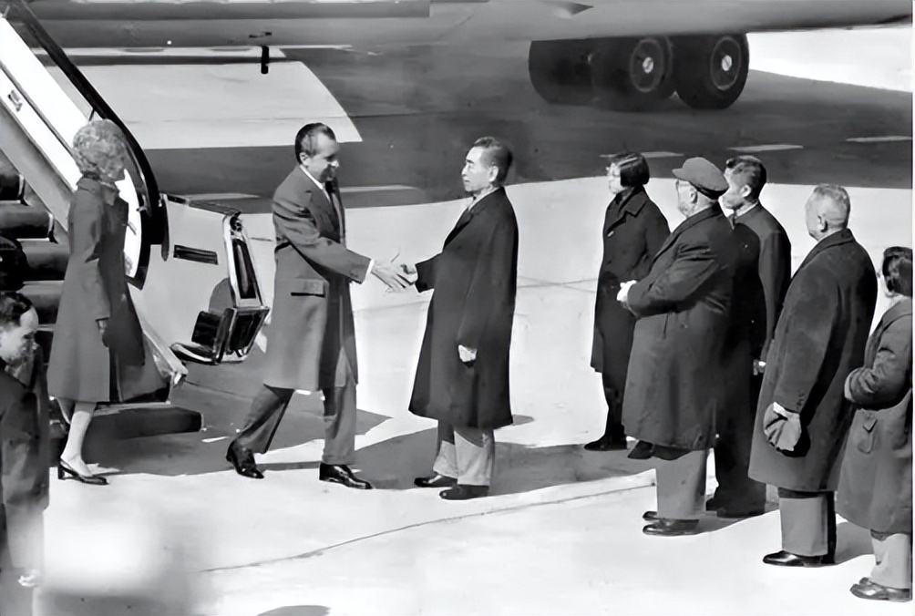 1987年，蒋经国看完邓小平送给的礼，红了眼眶：共产党的情我领了