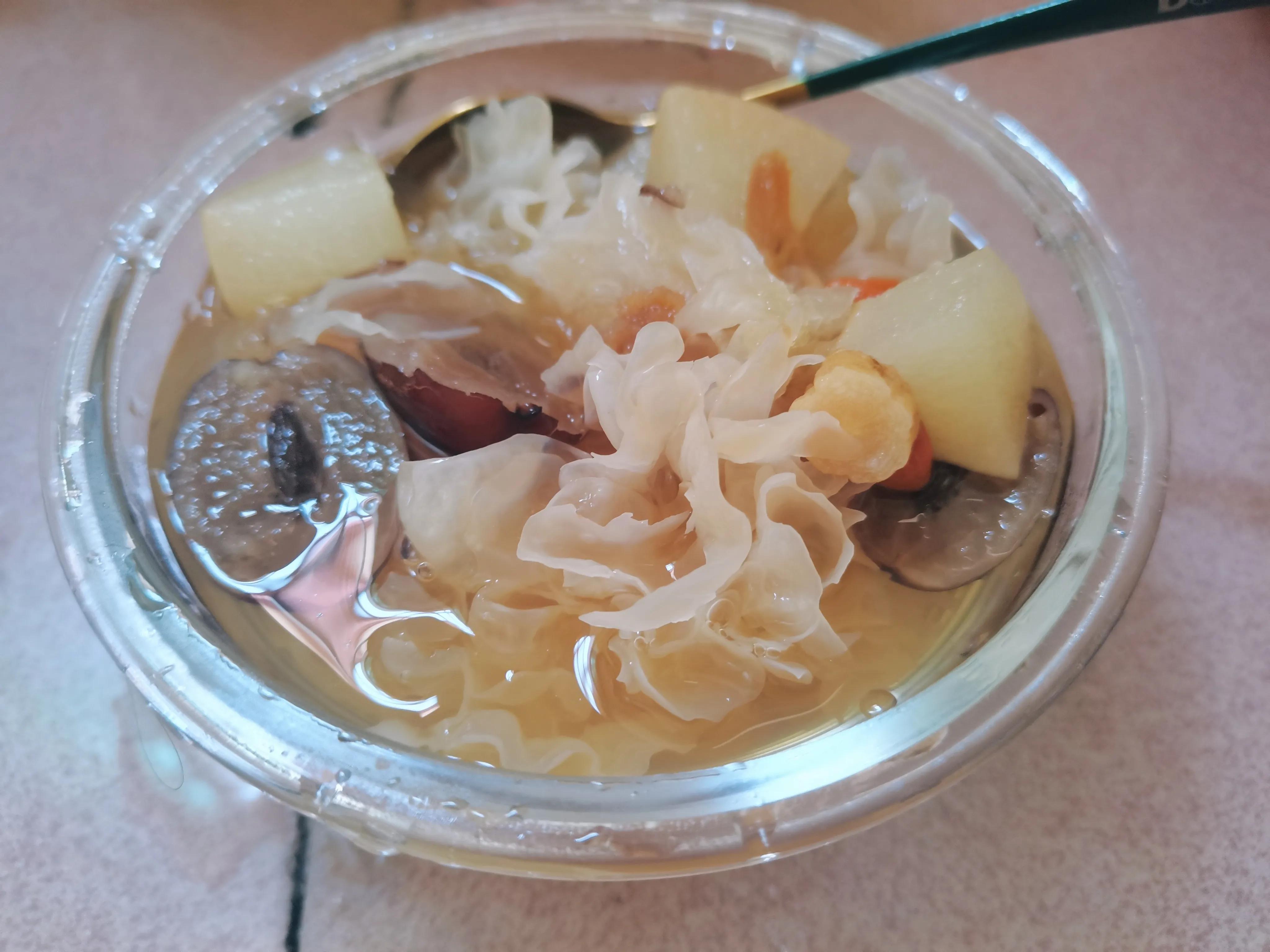 秋冬季太干燥了，来个冰糖银耳雪梨羹，止咳润肺，做法简单