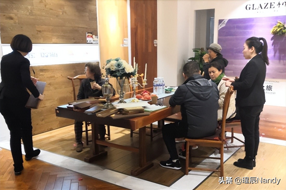 顾客进入卖场的品牌专卖店，用什么样的欢迎词应对？