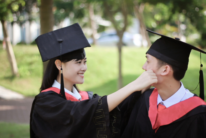 某大学小情侣操场“秀恩爱”，搂抱亲吻，引得上百名同学观看