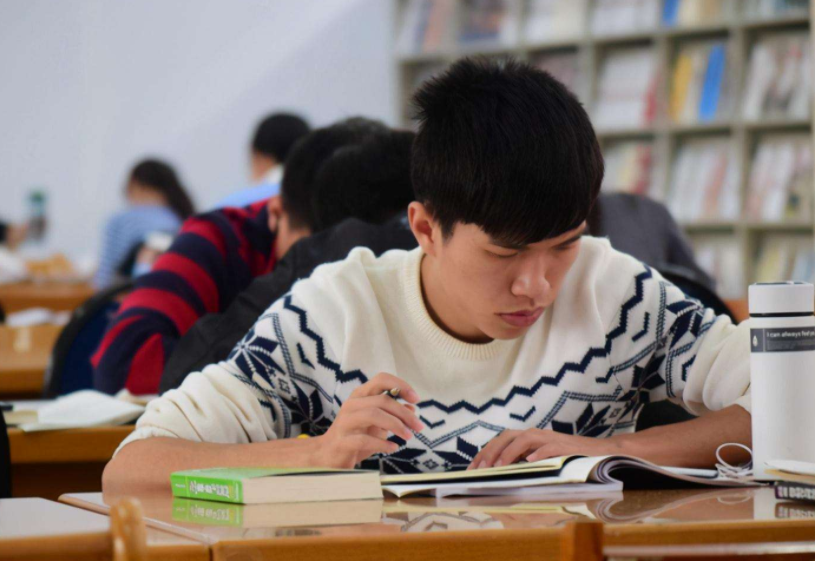 普通二本生拼命“考研”，到底有没有用？考过的人说出实情