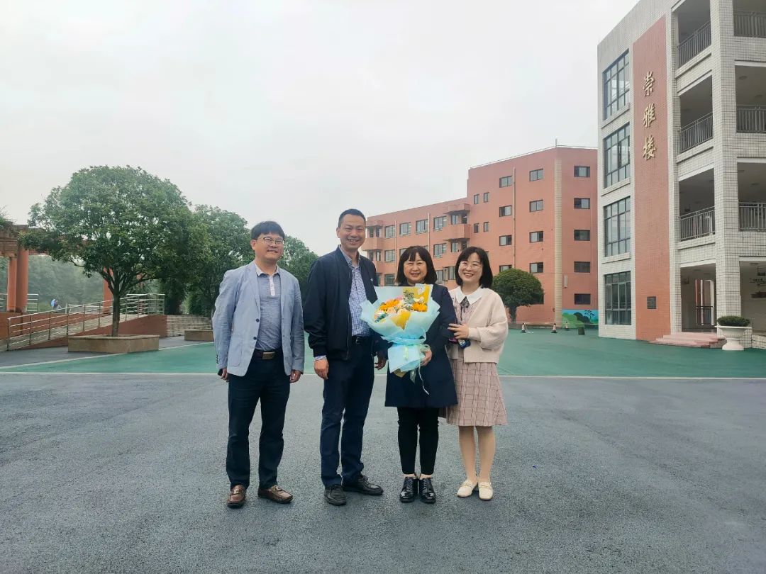 双流区名师周晓玲工作室学员们在导师周晓玲的带领下送教金桥小学