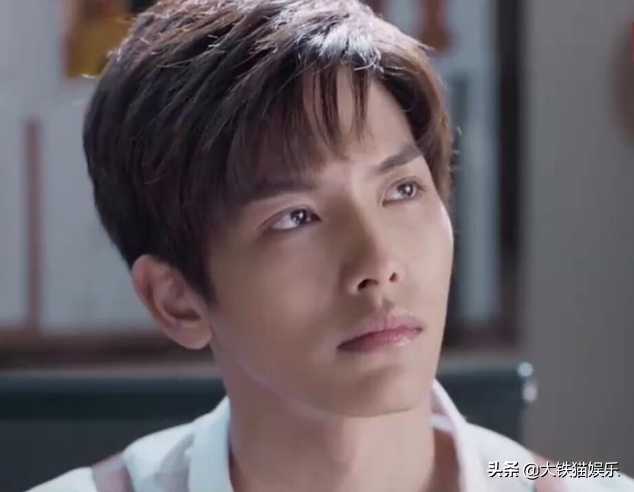 相貌平平却一直演男主的8位男星，扮酷耍帅演霸总，谁最让人尴尬