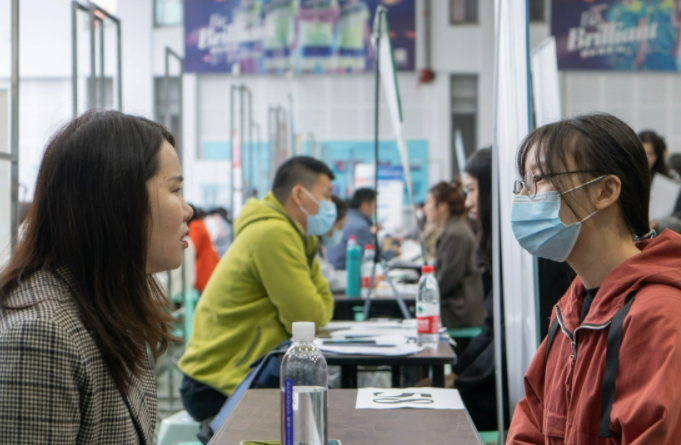 2022铁路局公开招聘，转正后月薪8000元，3类毕业生可以优先录取