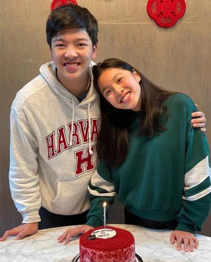 谭耀文老婆Fiona，嫁演员恩爱18年，婚后儿女双全，幸福不已