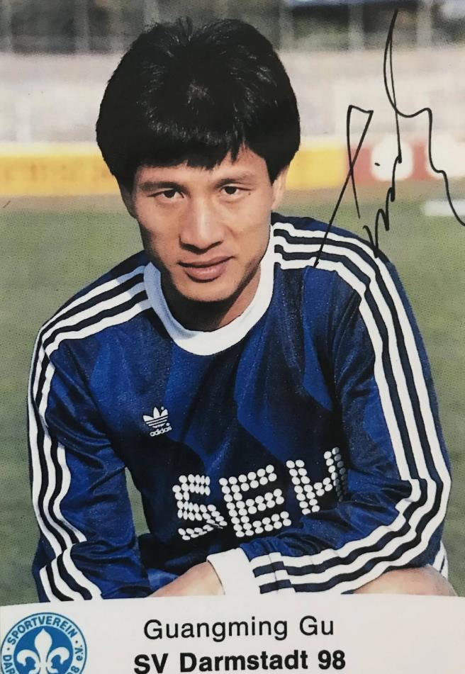 可能难以寻找出可以扛下"代表人物"这杆大旗的前锋球员,但在80年代