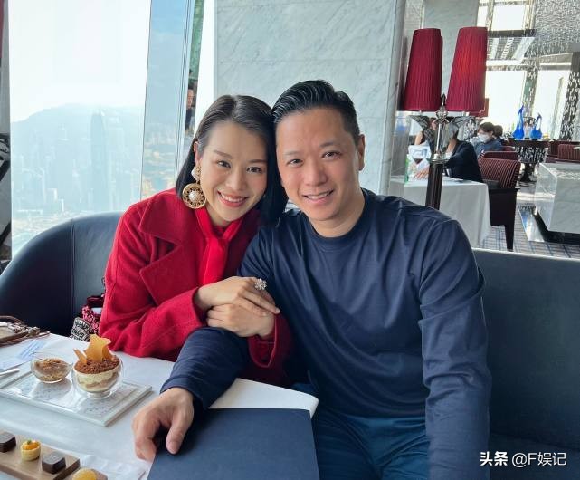 挽着老公手臂甜蜜合影！胡杏儿夫妇到首次约会的餐厅吃饭过情人节