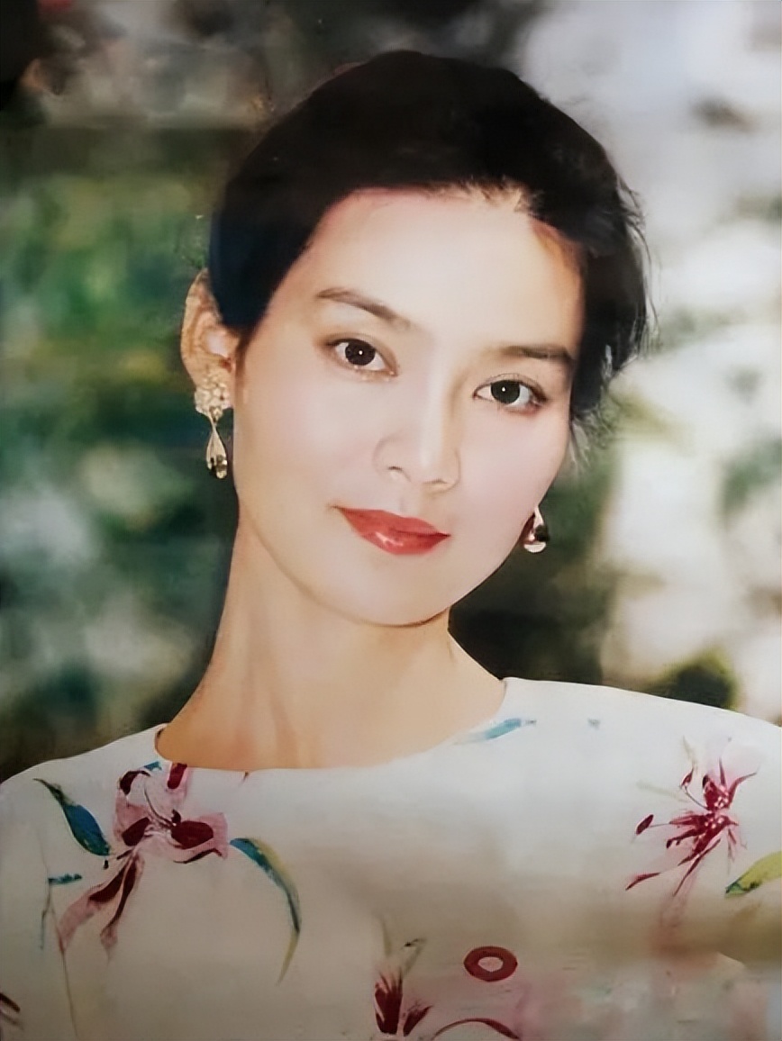 天生一张养尊处优的脸，自带贵妇气场，这6位“妈妈专业户”厉害