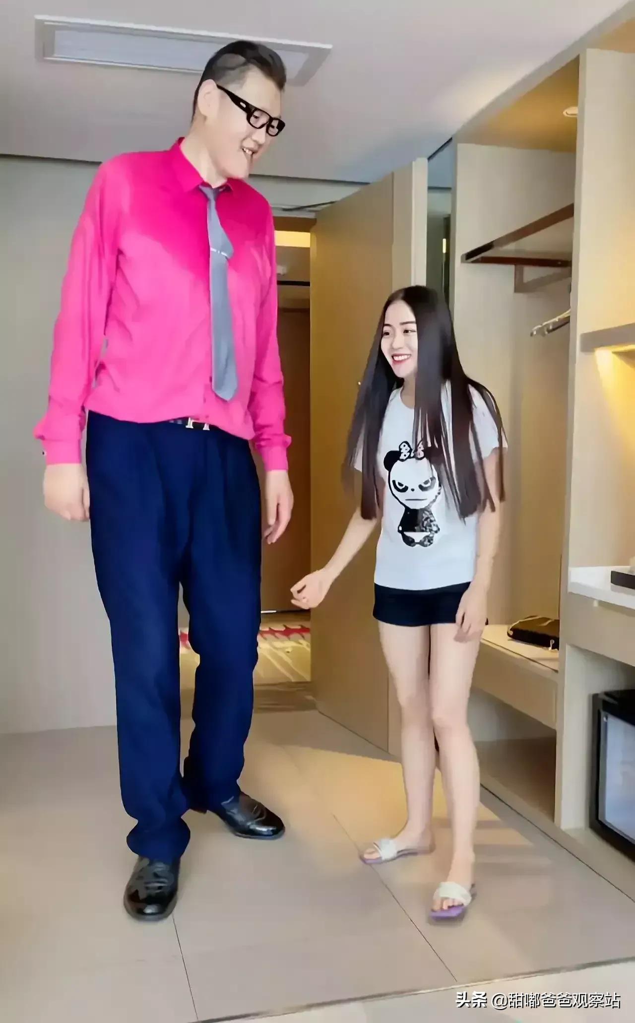 亚洲“第一巨人”张欢2.38米，妻子仅1.55米，他们是怎么生活的？