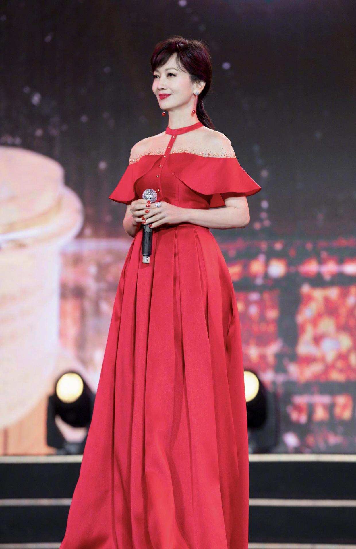 现在的刘雅芝虽然上了年纪,但是单看她的照片,谁能想到她是将近70岁的