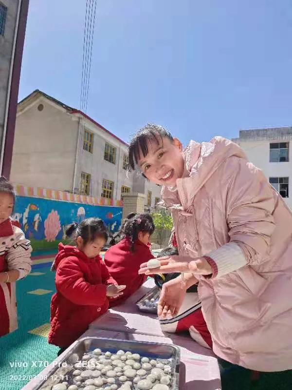 师幼携手做汤圆，送祝福——记麻塘山乡幼儿园三八妇女节活动