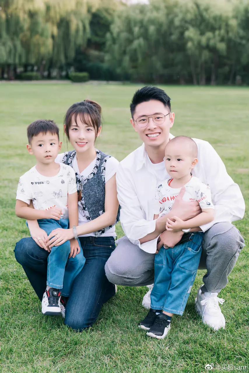 偶遇张嘉倪买超夫妇带娃出游，一家四口其乐融融，互动温馨有爱